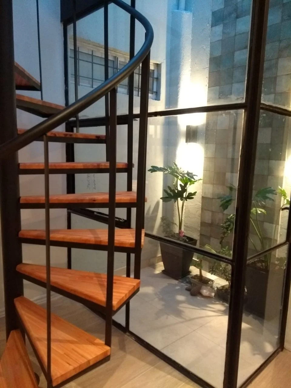 Peldaños de madera y baranda curva